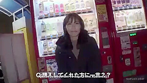 05626 A woman who makes a man squirt