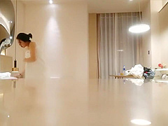 高价网约丰满性感的大胸美女啪啪,颜值高身材好 洗澡时按奈不住搞她,连操2次,女的能叫,男的射的猛.国语