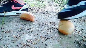 Air Max 1 crushing bun