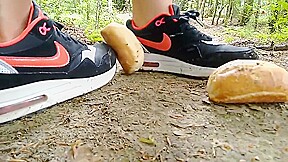 Air Max 1 crushing bun