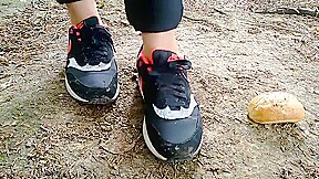 Air Max 1 crushing bun