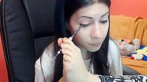 Armless Lea putting on make up
