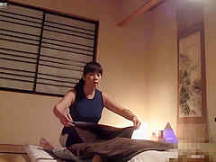 B4H1403-Get a hand job from a visiting mature masseuse