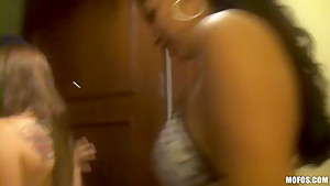 Beach girls like to showwr in one cabin and pose