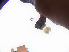 Bien jolie petite avec une ficelle dans le cul !