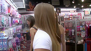 Busty lesbo amateurs pussylicking in threeway