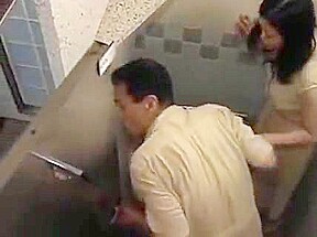 Cap d&ocirc_i quan he trong toilet - Full