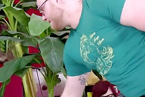 Chelsea gets a blowjob and gives a facial