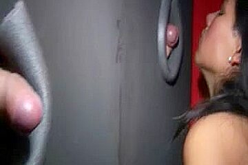 Deepthroat Gloryhole mit geiler Latin Babe