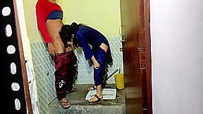 Desi Bhabhi Ko Chodaa Uske Cousin Ne Toilet Main