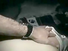 En la oscuridad con la tetona