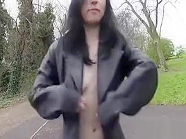 Exhibitionniste, elle pisse au bord d'une route