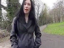 Exhibitionniste, elle pisse au bord d'une route
