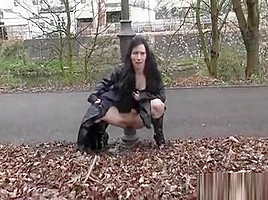 Exhibitionniste, elle pisse au bord d'une route