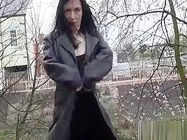 Exhibitionniste, elle pisse au bord d'une route