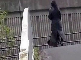 Exhibitionniste, elle pisse au bord d'une route