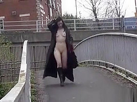 Exhibitionniste, elle pisse au bord d'une route