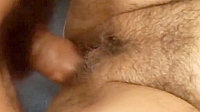 Extrem behaarte Milf fickt mit Stiefsohn