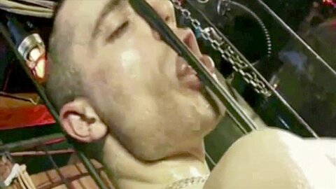 Fetish in leathers in cruising in Barcelona - CrunchBoy