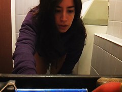 Girl on toilet scenes pissing and drying out cunt