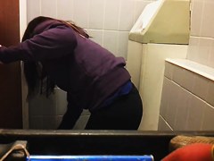 Girl on toilet scenes pissing and drying out cunt