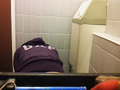 Girl on toilet scenes pissing and drying out cunt