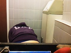 Girl on toilet scenes pissing and drying out cunt