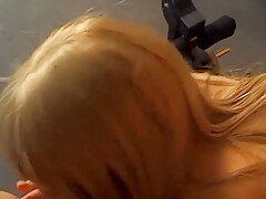 Grose Titten Blonden Fingert Ihre Pussy Im Fitness Raum