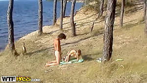 Guy bangs his hot girlfried so well outside