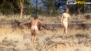 Guy bangs his hot girlfried so well outside