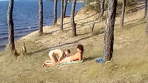 Guy bangs his hot girlfried so well outside