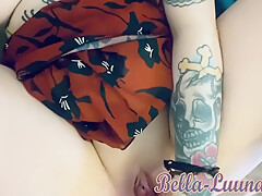 Heisses Girl Zeigt Dir Ihren Tattowierten Korper Und Fickt Sich Doggy