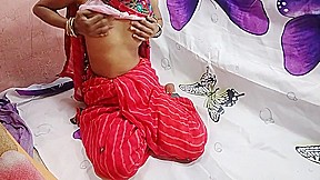 Hot Desi bhabi ke pati ke Bhai ne bhabi ko gher me Red saree me gand dehkh ker chudai ker dali