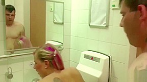 Im Supermarkt erkannt und auf dem WC heimlich gefickt