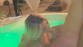 Je suce sa bite dabs la piscine
