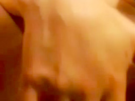 Joven Colombiana mostrando y frotando su conjo cremoso