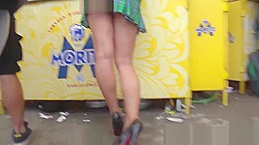 Jovencita en Publico