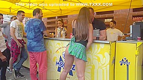 Jovencita en Publico