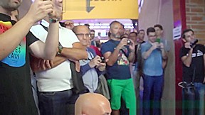 Jovencita en Publico