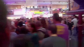 Jovencita en Publico