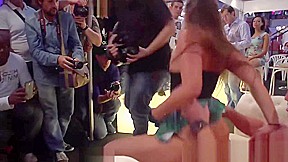 Jovencita en Publico