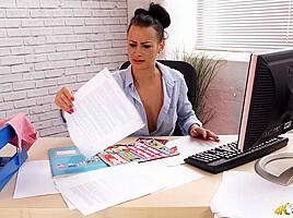 Kelli Smith in Office Side Boob - DownblouseJerk