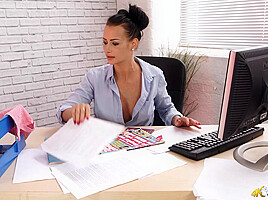 Kelli Smith in Office Side Boob - DownblouseJerk