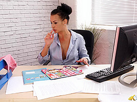 Kelli Smith in Office Side Boob - DownblouseJerk