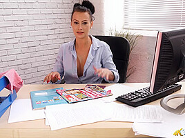Kelli Smith in Office Side Boob - DownblouseJerk
