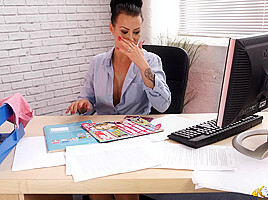Kelli Smith in Office Side Boob - DownblouseJerk