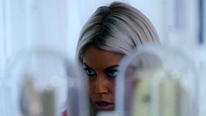 Les teen 18+ eats out milf