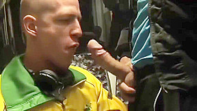 MACHO BOTANDO VEADO PRA CHUPAR NO METRO