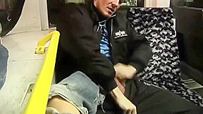 MACHO BOTANDO VEADO PRA CHUPAR NO METRO