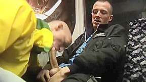 MACHO BOTANDO VEADO PRA CHUPAR NO METRO